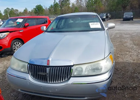 2002 Lincoln Town Car Executive z USA, uszkodzony, nr VIN 1LNHM81W32Y616557